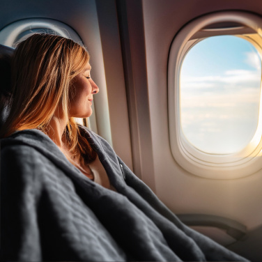 Logotrade werbemittel das Foto: Decke und Kissen 2 in 1 AMIATA Schwarzwolf