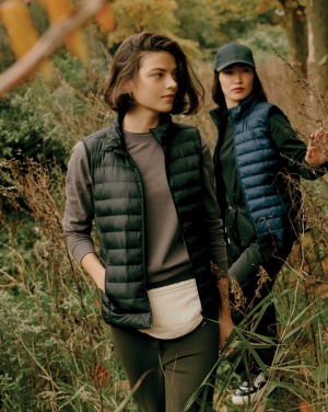 Logotrade firmakingituse foto: Iqoniq Meru naiste taaskasutatud polüestrist vest