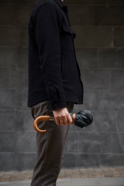 Logotrade ärikingi foto: VINGA Bosler AWARE™ taaskasutatud lemmikloomade 21-tolline kokkupandav vihmavari