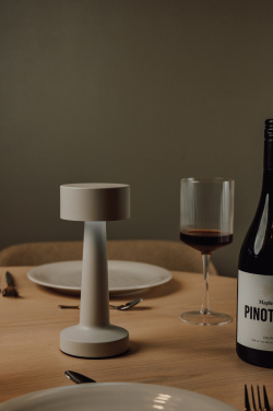 Logotrade reklaamkingid pilt: VINGA Maris RCS metallist ja taaskasutatud ABS-ist laualamp