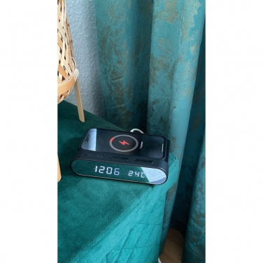 Logotrade firmakingi foto: Äratuskell ja juhtmevaba laadija ADELAIDE