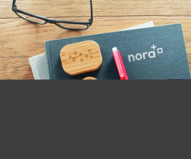 Logo trade mainoslahja ja liikelahja tuotekuva: TWS-kuulokkeet bambukotelossa