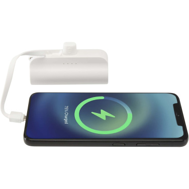 Logo trade liikelahjat mainoslahjat kuva: Alnair 5 000 mAh:n ja 10 W:n kierrätetystä muovista valmistettu Type-C-varavirtalähde, jossa sisäänrakennettu jalusta ja 2-in-1-kaapeli
