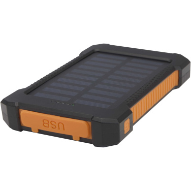 Logotrade liikelahjat mainoslahjat tuotekuva: Altair 5 000 mAh:n ja 10 W:n kierrätysmuovista valmistettu kestävä aurinkoenergialla toimiva varavirtalähde, jossa on sisäänrakennettu taskulamppu