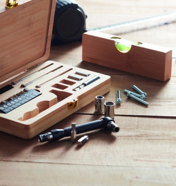 Logotrade ziemassvētku dāvanas foto: 21 gab. instrumentu komplekts bambusa maciņā