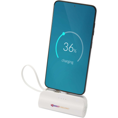 Logotrade biznesa dāvanas foto: Alnair 5000 mAh 10W pārstrādātas plastmasas C tipa pārnēsājamais akumulators ar iebūvētu atlokāmu statīvu un 2-in-1 kabeli