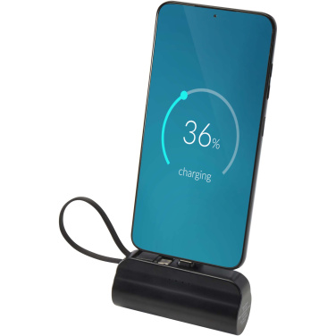 Logotrade ziemassvētku dāvanas foto: Alnair 5000 mAh 10W pārstrādātas plastmasas C tipa pārnēsājamais akumulators ar iebūvētu atlokāmu statīvu un 2-in-1 kabeli