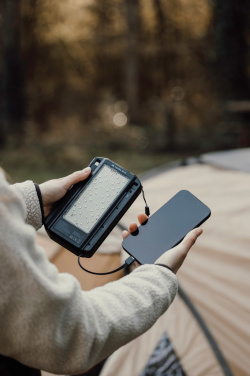 Logotrade presentreklam bild: Nordic Drift Titan 10.000 mAh solcells-powerbank med 3 panel